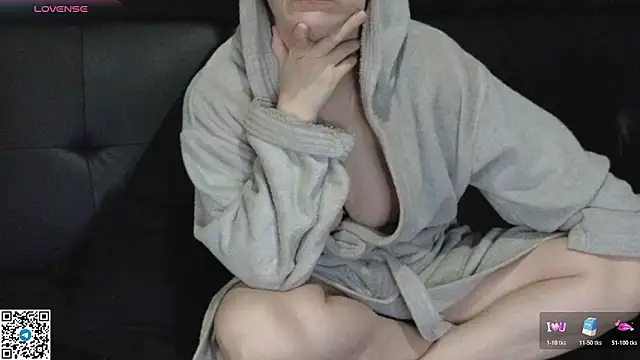 Snapshot of Mia_G0ld chatting on November 12, 2:28 pm Mia G0ld online show from November 12, 2:28 pm