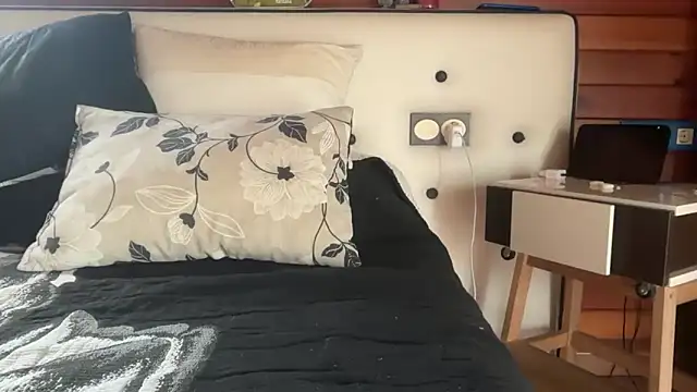 Snapshot of Pitufina_love chatting on March 10, 8:08 am Pitufina love online show from March 10, 8:08 am