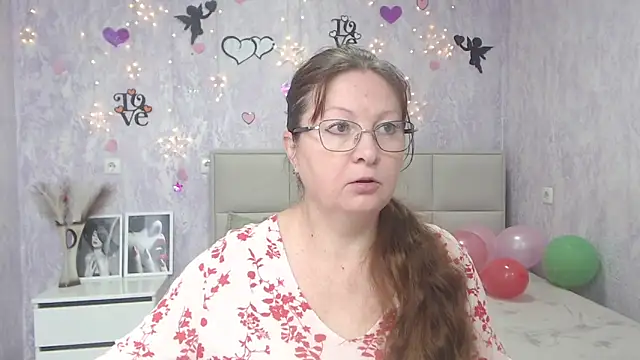 VanessaHotts online show from February 1, 6:00 am