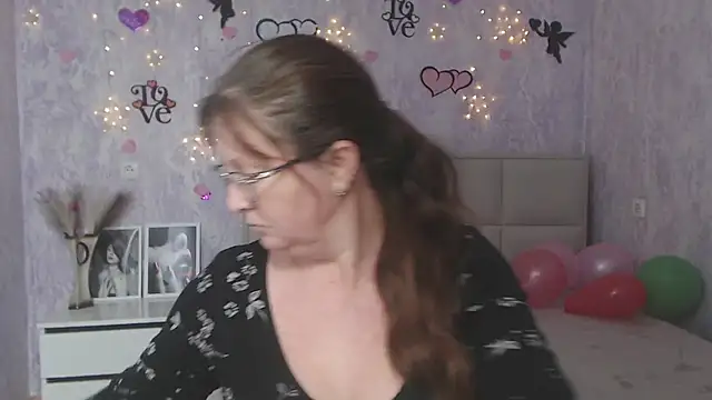 VanessaHotts online show from February 1, 12:05 pm