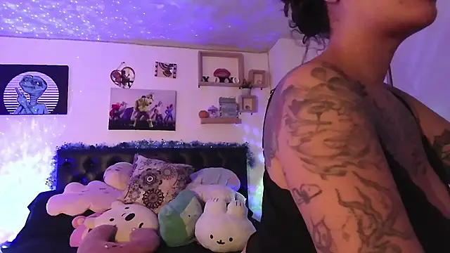 Snapshot of chanell_tattoo chatting on December 16, 12:04 am chanell tattoo online show from December 16, 12:04 am