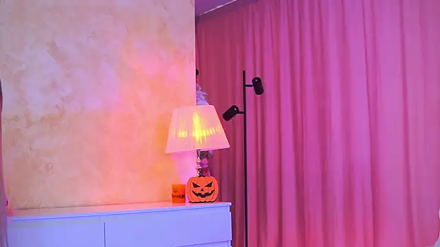 Snapshot of ArtTeasee chatting on November 6, 9:32 am ArtTeasee online show from November 6, 9:32 am