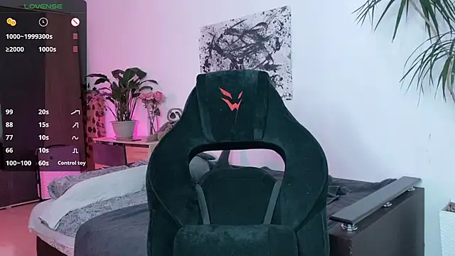 Snapshot of pale_skin chatting on October 26, 2:23 pm pale skin online show from October 26, 2:23 pm