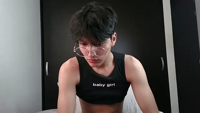 Snapshot of LuiSexvill chatting on March 7, 7:27 pm LuiSexvill online show from March 7, 7:27 pm