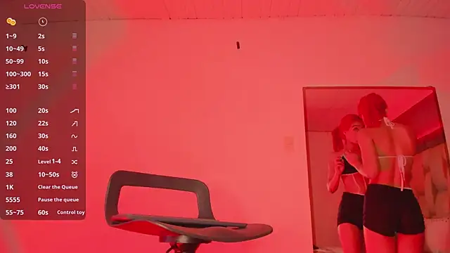 Snapshot of Emmily_Savage chatting on January 14, 4:04 am Emmily Savage online show from January 14, 4:04 am