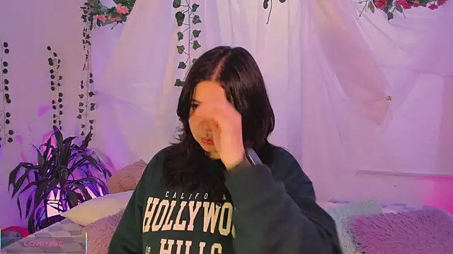 Snapshot of Mey_moon chatting on December 20, 3:57 am Mey moon online show from December 20, 3:57 am