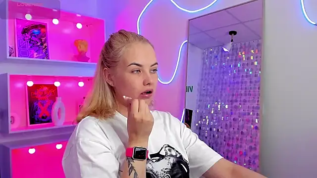 StephanieSweety online show from August 4, 5:32 am