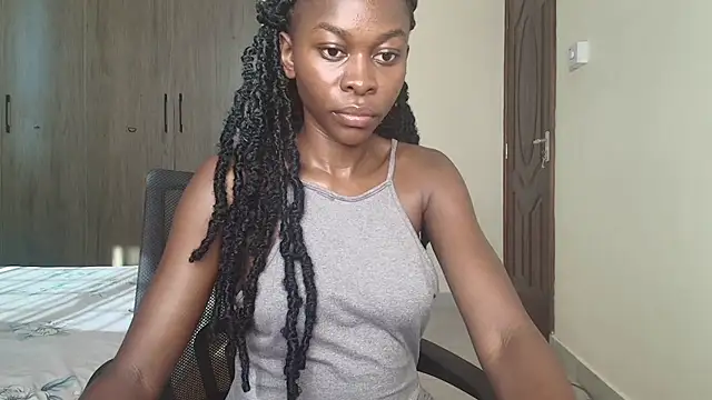 Snapshot of queen_heather chatting on March 20, 5:24 am queen heather online show from March 20, 5:24 am