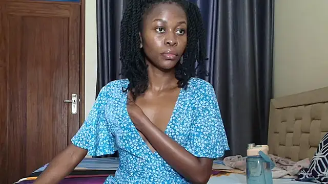 Snapshot of queen_heather chatting on September 13, 12:32 am queen heather online show from September 13, 12:32 am