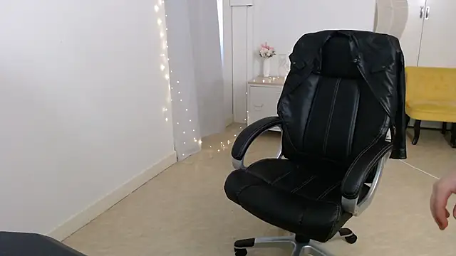 Crystal-dreamt online show from October 10, 9:19 am