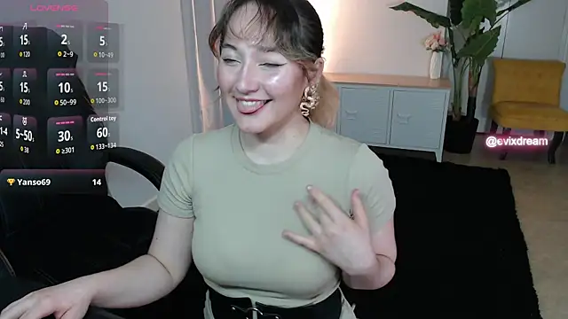 Snapshot of Crystal-dreamt chatting on May 19, 2:01 pm Crystal-dreamt online show from May 19, 2:01 pm
