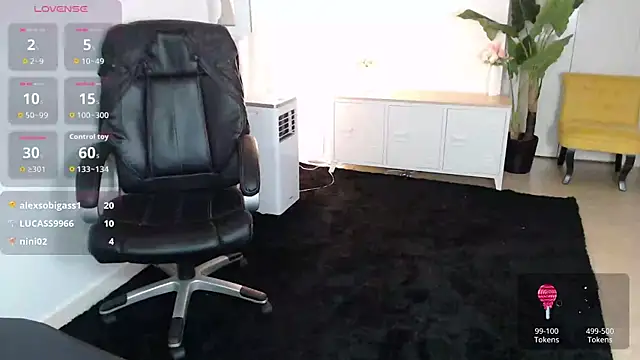 Snapshot of Crystal-dreamt chatting on June 3, 2:33 pm Crystal-dreamt online show from June 3, 2:33 pm