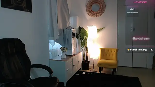 Snapshot of Crystal-dreamt chatting on August 3, 2:44 pm Crystal-dreamt online show from August 3, 2:44 pm