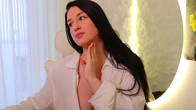 moniqque online show from December 4, 8:23 am