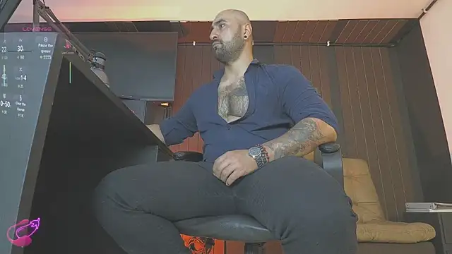 Snapshot of Leon_1234 chatting on May 9, 9:20 pm Leon 1234 online show from May 9, 9:20 pm
