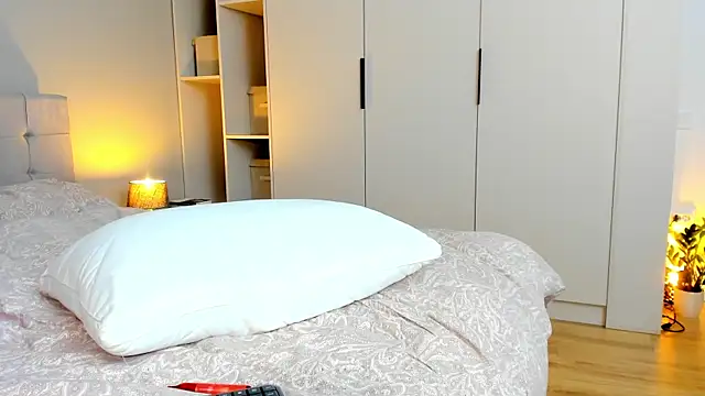 Snapshot of june_desire chatting on February 9, 5:01 pm june desire online show from February 9, 5:01 pm