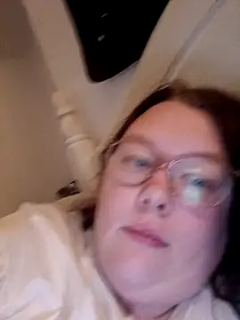 Snapshot of Sexycurvyemilyy chatting on November 27, 1:18 am Sexycurvyemilyy online show from November 27, 1:18 am