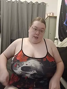 Snapshot of Sexycurvyemilyy chatting on June 20, 9:17 pm Sexycurvyemilyy online show from June 20, 9:17 pm