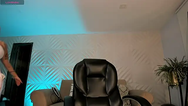 SophiePalmer online show from February 11, 11:59 am