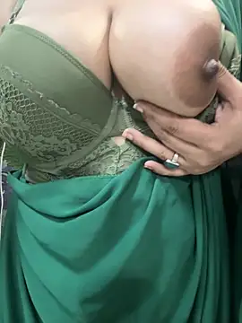 Snapshot of Sexybomb33 chatting on November 29, 8:56 pm Sexybomb33 online show from November 29, 8:56 pm