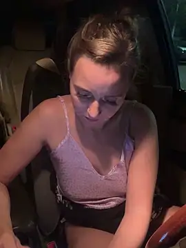 Snapshot of SkyelarSommer chatting on December 8, 1:24 am SkyelarSommer online show from December 8, 1:24 am