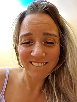 Snapshot of SkyelarSommer chatting on December 8, 4:25 am SkyelarSommer online show from December 8, 4:25 am