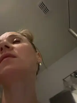 Snapshot of SkyelarSommer chatting on December 11, 8:04 am SkyelarSommer online show from December 11, 8:04 am