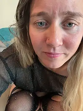 Snapshot of SkyelarSommer chatting on December 11, 5:37 pm SkyelarSommer online show from December 11, 5:37 pm