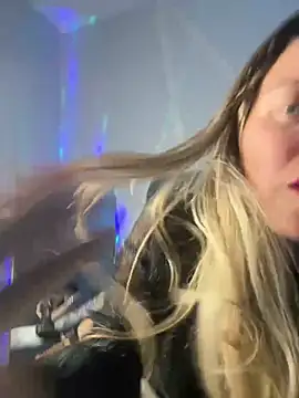 Snapshot of SkyelarSommer chatting on December 12, 5:10 am SkyelarSommer online show from December 12, 5:10 am