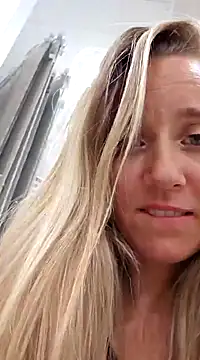 Snapshot of SkyelarSommer chatting on December 14, 1:50 am SkyelarSommer online show from December 14, 1:50 am