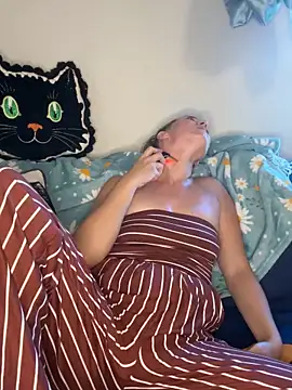 Snapshot of SkyelarSommer chatting on October 16, 4:52 pm SkyelarSommer online show from October 16, 4:52 pm