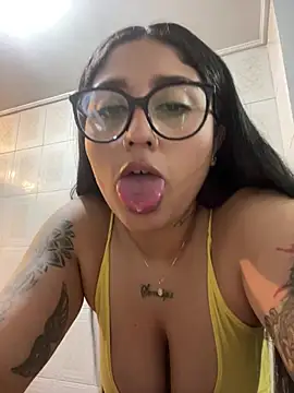 Snapshot of croftsmila chatting on May 13, 11:44 pm croftsmila online show from May 13, 11:44 pm