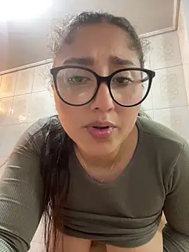 Snapshot of croftsmila chatting on May 19, 12:49 am croftsmila online show from May 19, 12:49 am