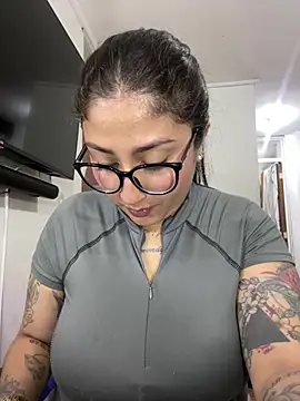 Snapshot of croftsmila chatting on July 14, 12:24 am croftsmila online show from July 14, 12:24 am
