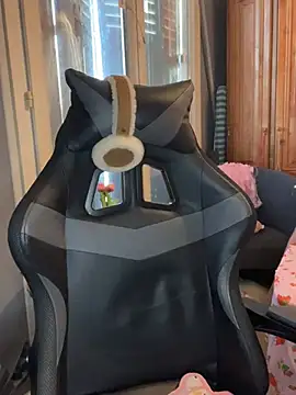 LaPetitechienne1 online show from February 4, 4:08 pm