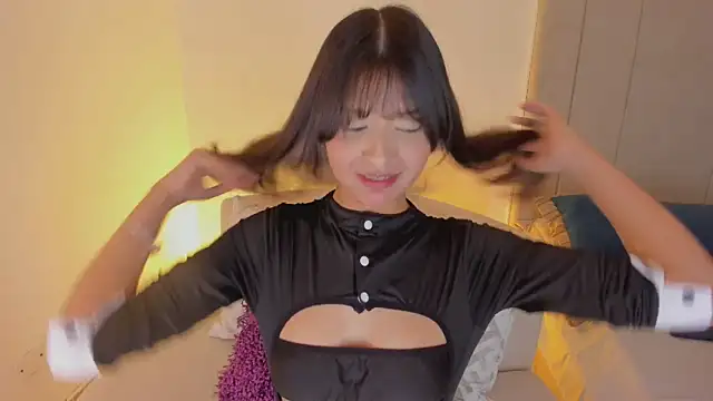 luisah  online show from May 29, 8:40 pm