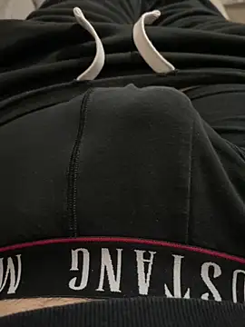 Snapshot of MoochedTape chatting on November 1, 9:33 am MoochedTape online show from November 1, 9:33 am