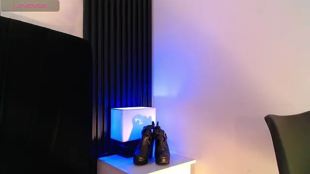 Snapshot of alicia_moom chatting on July 9, 7:29 pm alicia moom online show from July 9, 7:29 pm