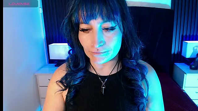 Snapshot of alicia_moom chatting on July 10, 7:38 pm alicia moom online show from July 10, 7:38 pm