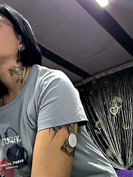 KikiXRed online show from November 20, 8:25 am