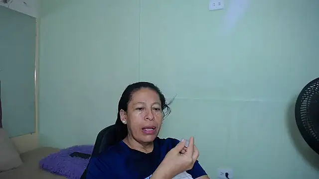 Snapshot of mature_martina chatting on February 25, 5:19 am mature martina online show from February 25, 5:19 am