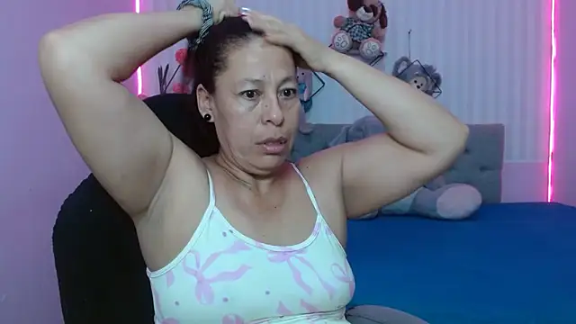 Snapshot of mature_martina chatting on May 17, 11:06 am mature martina online show from May 17, 11:06 am