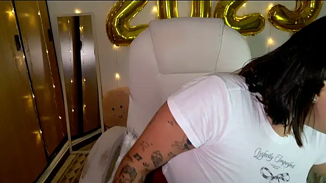 Snapshot of bigbooty-30 chatting on January 5, 1:35 am bigbooty-30 online show from January 5, 1:35 am