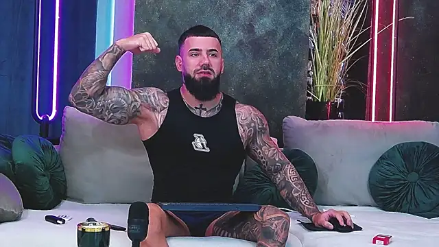 masterkingofmusclee online show from January 15, 7:15 am