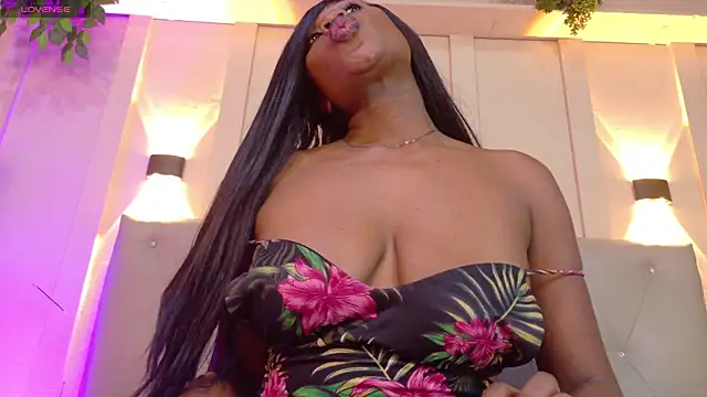 Snapshot of sofiaa_ebony chatting on October 4, 7:23 pm sofiaa ebony online show from October 4, 7:23 pm