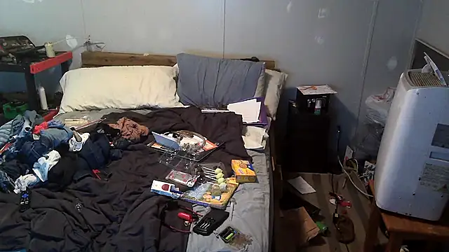 Snapshot of Bi_curious86 chatting on October 25, 12:18 am Bi curious86 online show from October 25, 12:18 am