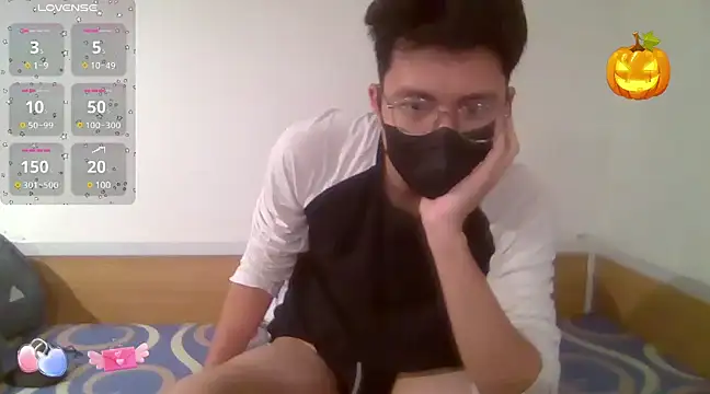 Snapshot of Gwencloudy chatting on December 30, 8:21 am Gwencloudy online show from December 30, 8:21 am