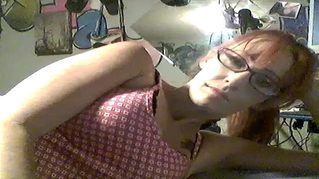 Snapshot of 4EyedSluttyGinger chatting on April 30, 1:01 am 4EyedSluttyGinger online show from April 30, 1:01 am
