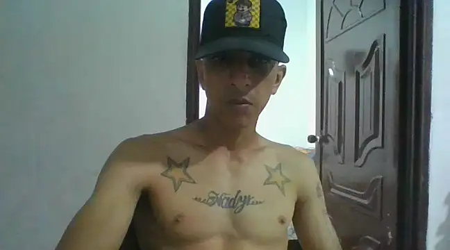 Snapshot of goldenboycol chatting on January 2, 12:55 am goldenboycol online show from January 2, 12:55 am