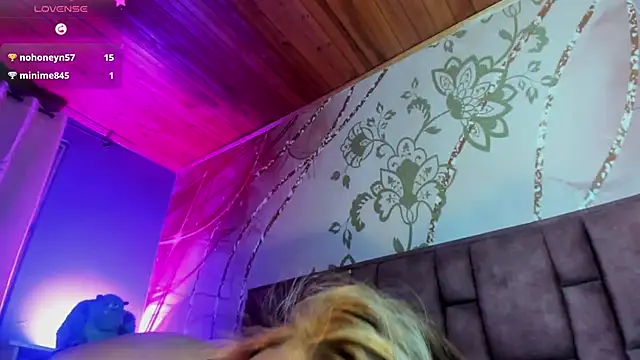 Snapshot of chloe_bonnet chatting on January 24, 12:20 am chloe bonnet online show from January 24, 12:20 am